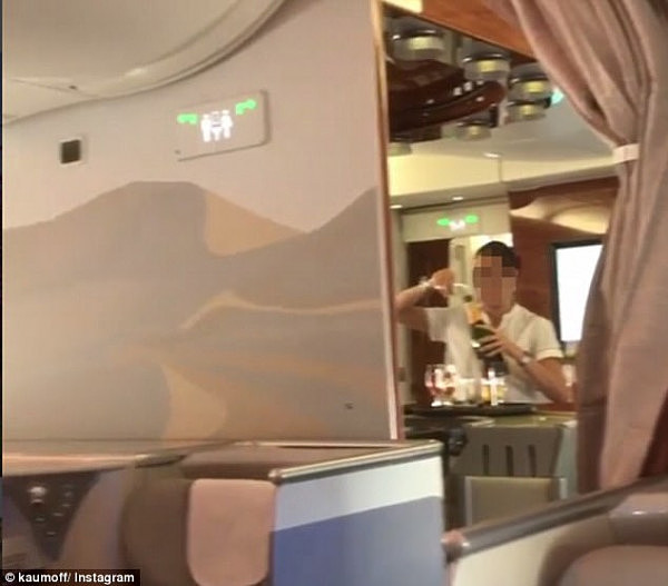 阿联酋航空被曝空姐将乘客未喝完的香槟倒回瓶中 遭众人指责（组图） - 4
