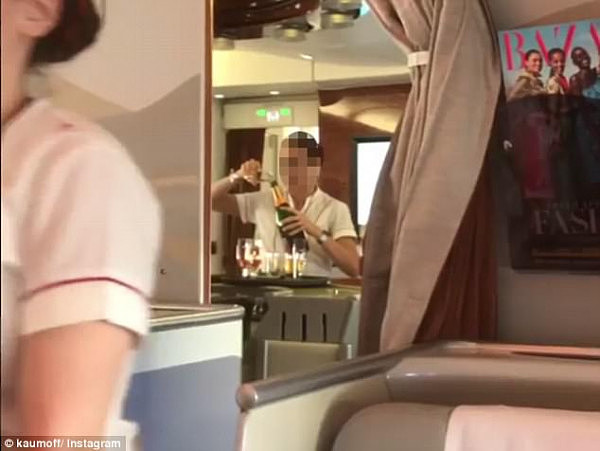 阿联酋航空被曝空姐将乘客未喝完的香槟倒回瓶中 遭众人指责（组图） - 5