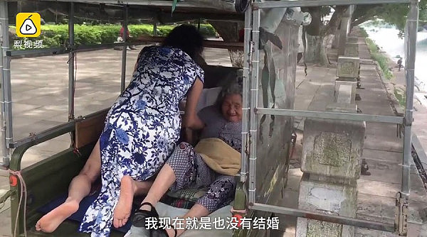 男子假扮病逝妹妹 为哄母亲开心穿女装20年（组图） - 4