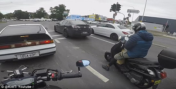 你认为是谁的错？悉尼街头摩托车遭卡车“追尾” 差点酿成大祸！ - 1