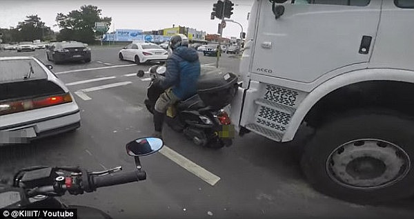 你认为是谁的错？悉尼街头摩托车遭卡车“追尾” 差点酿成大祸！ - 2