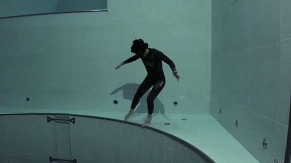 厉害了！不带设备一口气下潜40米 男子挑战世界最深泳池成功（视频） - 1