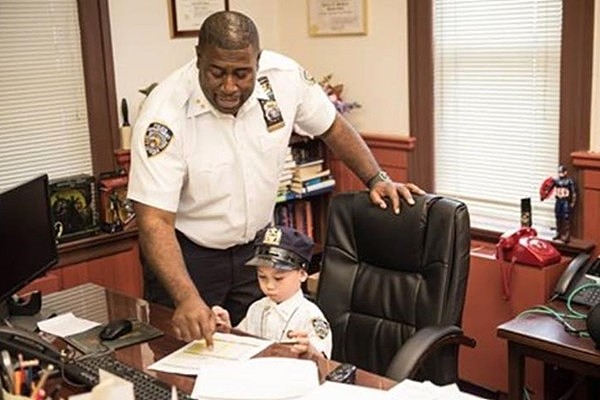 5岁华裔小男孩当上了纽约警局局长 还体验警匪大战（组图） - 1