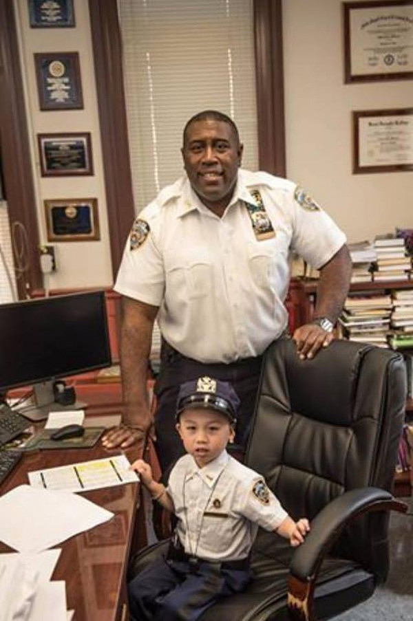 5岁华裔小男孩当上了纽约警局局长 还体验警匪大战（组图） - 4