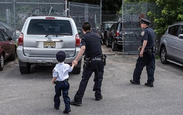 5岁华裔小男孩当上了纽约警局局长 还体验警匪大战（组图） - 6