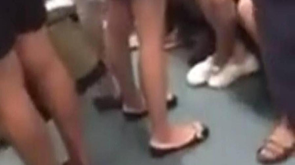 新加坡渣男在地铁淡定偷拍女性裙底 或面临2年刑罚（组图） - 3