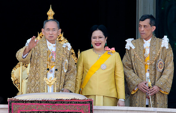 泰国出台新法 泰国国王完全掌控王室4134亿元财产（组图） - 2