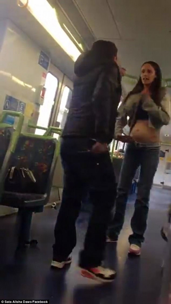 多大仇？澳洲孕妇及闺蜜在火车上疯狂互殴 车上乘客集体看傻眼（视频） - 2