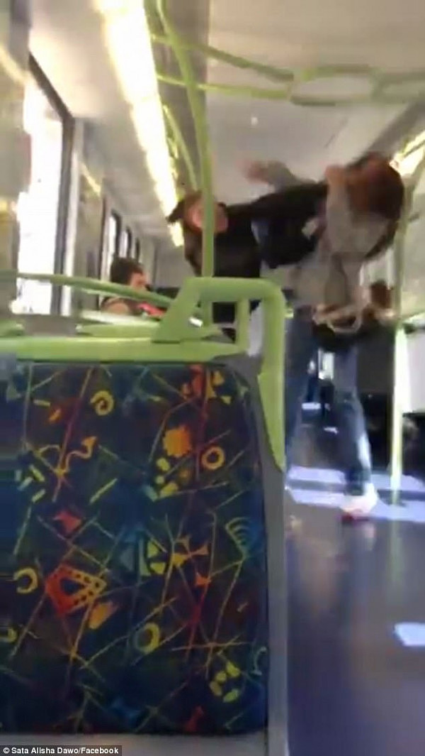 多大仇？澳洲孕妇及闺蜜在火车上疯狂互殴 车上乘客集体看傻眼（视频） - 3