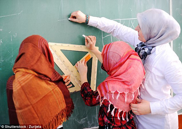 家长要求校方禁止穆斯林学生戴头巾 校长回应：违反《反种族歧视法》 - 2