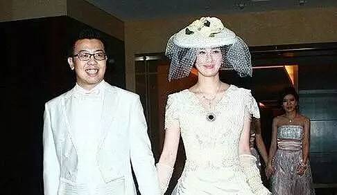 她两登春晚，假唱出尽洋相，与富豪90分钟闪婚！