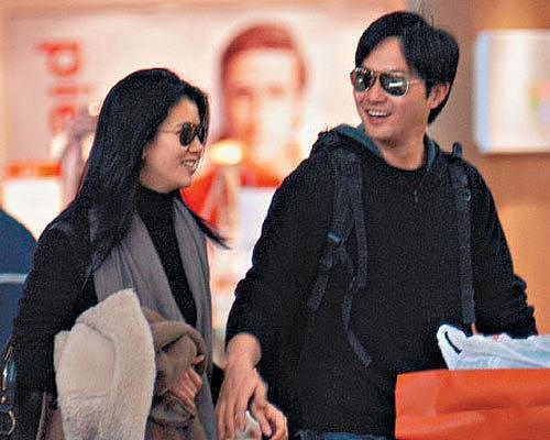 明星夫妻现身机场被抓拍，杨幂刘恺威距离可达1米！