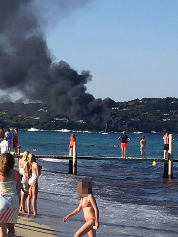惊魂！价值百万英镑的豪华游艇突然爆炸着火 吓坏游客（视频） - 1
