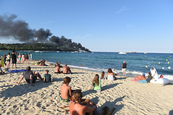 惊魂！价值百万英镑的豪华游艇突然爆炸着火 吓坏游客（视频） - 3