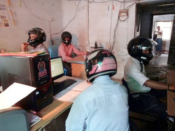 奇葩！天花板掉水泥 印度员工被迫戴头盔工作（组图） - 1