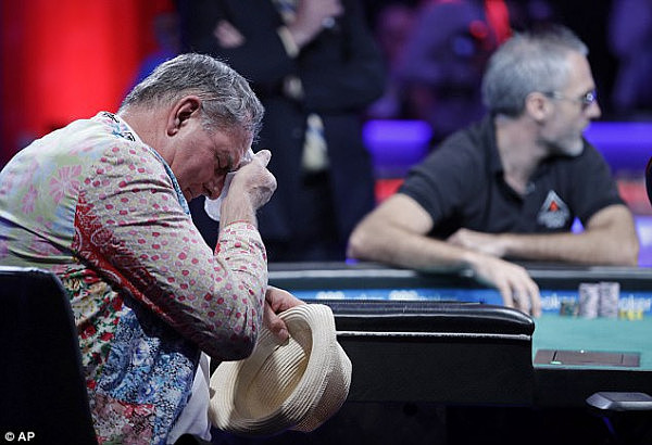 64岁大爷参加扑克大赛赢六百多万 此前最多只赌几十块（图） - 2