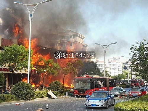 现场惨烈！杭州一餐馆煤气爆炸！致2死55伤 路过车玻璃全震碎！（视频） - 2