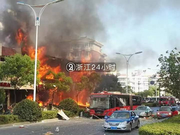 “我以为被投了炸弹！” 杭州餐馆爆炸黑烟滚滚 目击者：300米范围内楼晃得不行（图） - 1