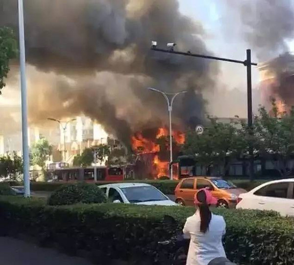 “我以为被投了炸弹！” 杭州餐馆爆炸黑烟滚滚 目击者：300米范围内楼晃得不行（图） - 4