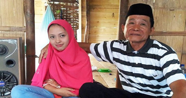 印尼18岁少女嫁给62岁老爷爷 他们说是真爱（组图） - 1