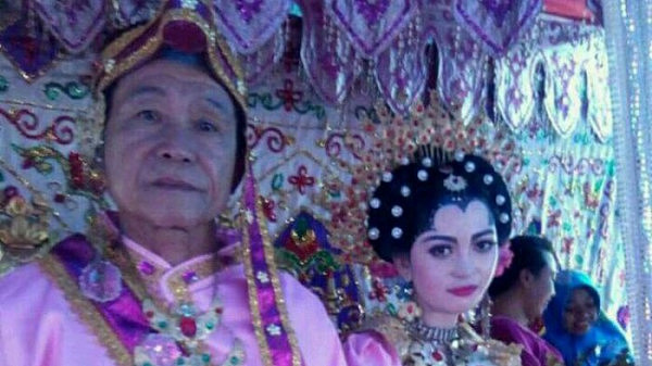 印尼18岁少女嫁给62岁老爷爷 他们说是真爱（组图） - 2