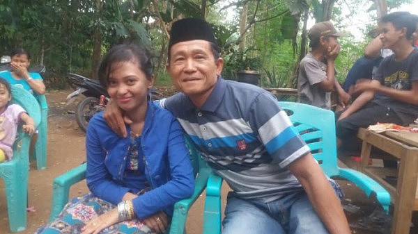 印尼18岁少女嫁给62岁老爷爷 他们说是真爱（组图） - 3