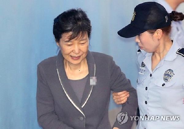 朴槿惠今日受审露笑容 属庭审以来首次（组图） - 1