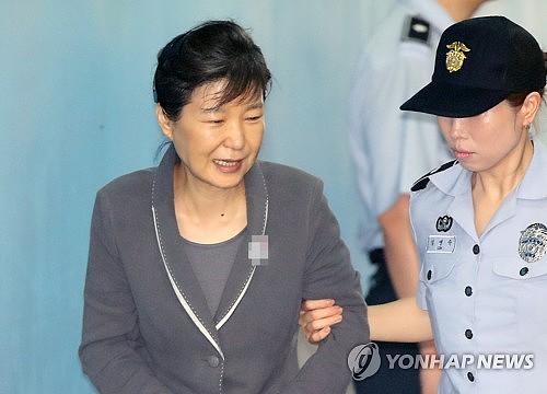朴槿惠今日受审露笑容 属庭审以来首次（组图） - 2