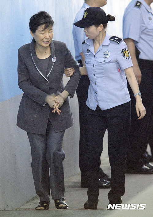 朴槿惠今日受审露笑容 属庭审以来首次（组图） - 4