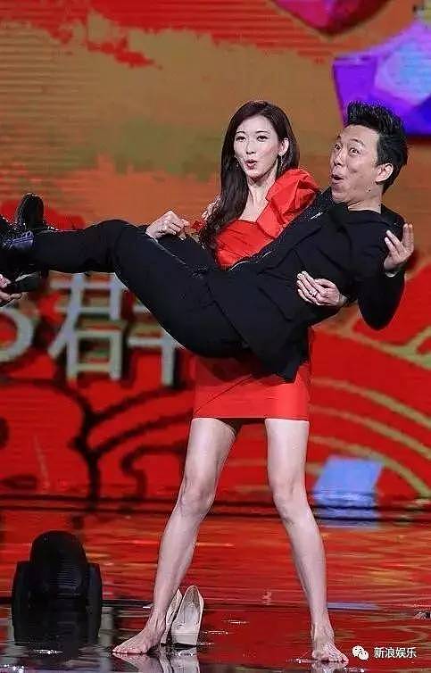别急着惊讶林志玲公主抱郭敬明，先看看她腿上的肌肉吧...