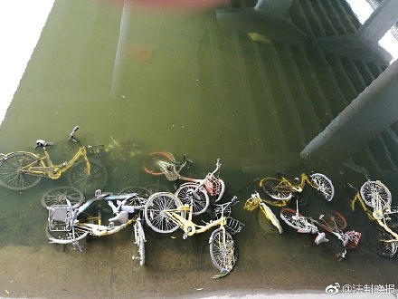 北京护城河水位下降 上百辆共享单车浮出水面（组图） - 1