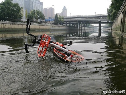 北京护城河水位下降 上百辆共享单车浮出水面（组图） - 2