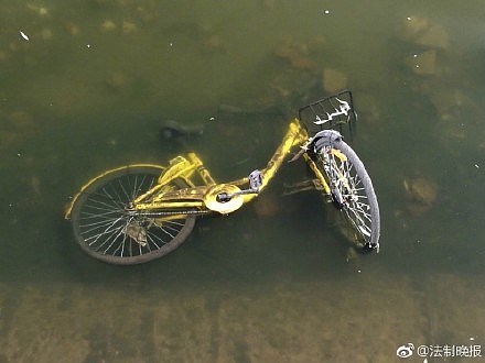 北京护城河水位下降 上百辆共享单车浮出水面（组图） - 3