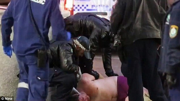 裸男在悉尼CBD街头撒泼并殴打警察 多名警员合力将其制服 - 3