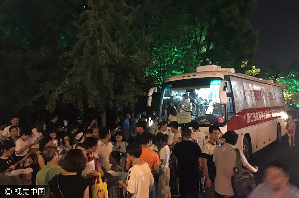 杭州爆燃事故致多人受伤 市民连夜排队献血（组图） - 1