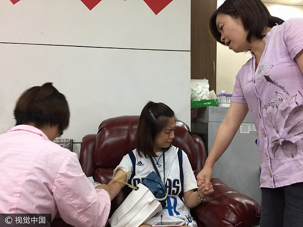 杭州爆燃事故致多人受伤 市民连夜排队献血（组图） - 5