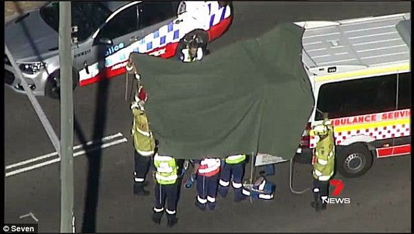 卡车冲入悉尼民宅前院造成一死两伤！事发路段被警方封锁（视频） - 2