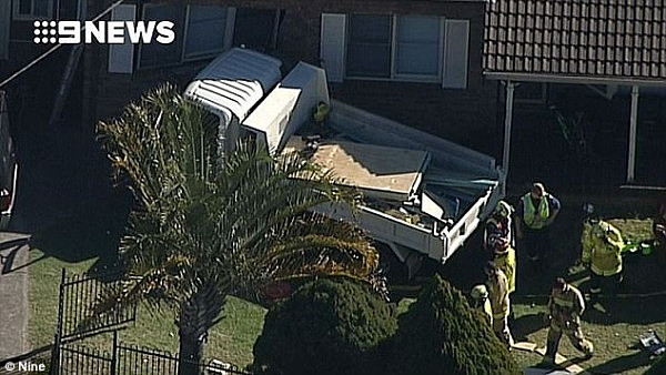 卡车冲入悉尼民宅前院造成一死两伤！事发路段被警方封锁（视频） - 3