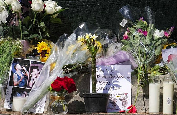 林肯公园主唱自缢身亡 歌迷在其住宅外献花悼念（组图） - 1