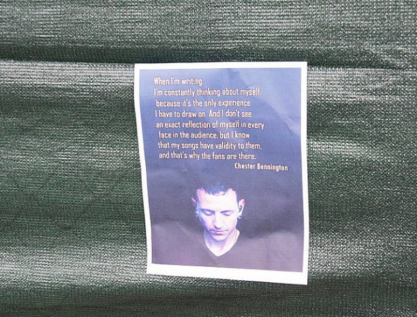 林肯公园主唱自缢身亡 歌迷在其住宅外献花悼念（组图） - 4