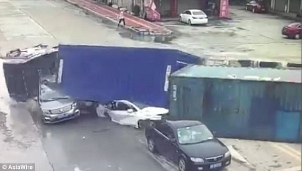 惊魂一刻！中国东莞超载大货车突然失控侧翻 两辆小车瞬间被夷平（视频） - 3