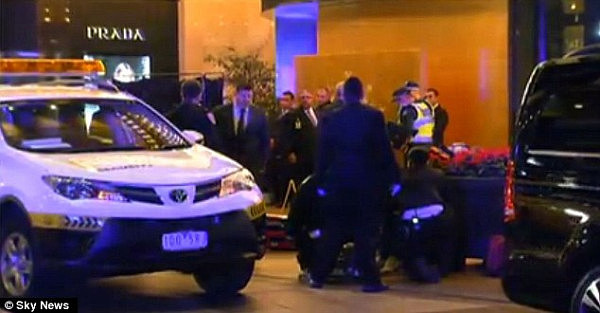 墨尔本皇冠赌场发生袭击事件 3名男子被人持刀捅伤 警方在现场将嫌犯逮捕 - 2