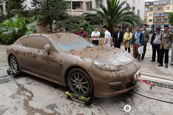 地下车库淹水 豪车泡水3天3夜 百万超跑车主欲哭无泪（组图） - 1