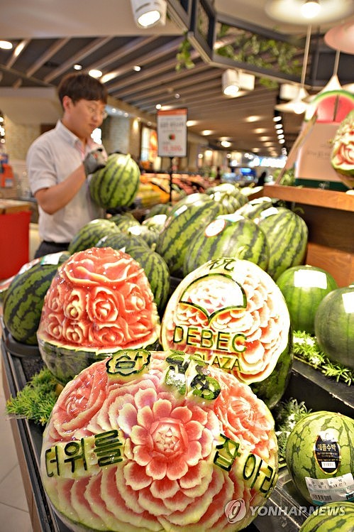 一个西瓜卖140元：韩国暴雨导致水果减产 价格上涨（组图） - 1