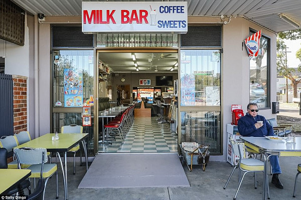 70年代风格复古奶吧在悉尼开业 原汁原味复古设计，一秒回到爷爷奶奶的童年（组图） - 1