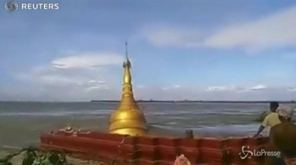缅甸暴雨致地基软化 佛塔沉入河中