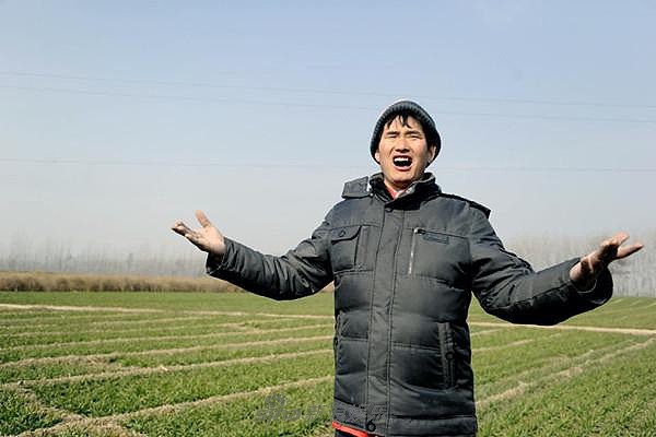 心疼！中国60岁老汉想登台表演 却被农民歌手几句话说哭！ - 1