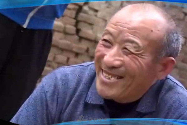 心疼！中国60岁老汉想登台表演 却被农民歌手几句话说哭！ - 4