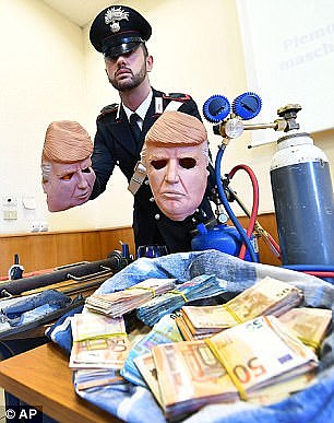 意大利两男子头戴特朗普面具 抢了几十家银行的ATM机（组图） - 1