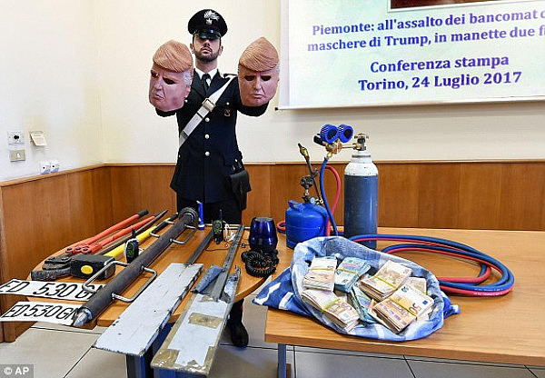 意大利两男子头戴特朗普面具 抢了几十家银行的ATM机（组图） - 3
